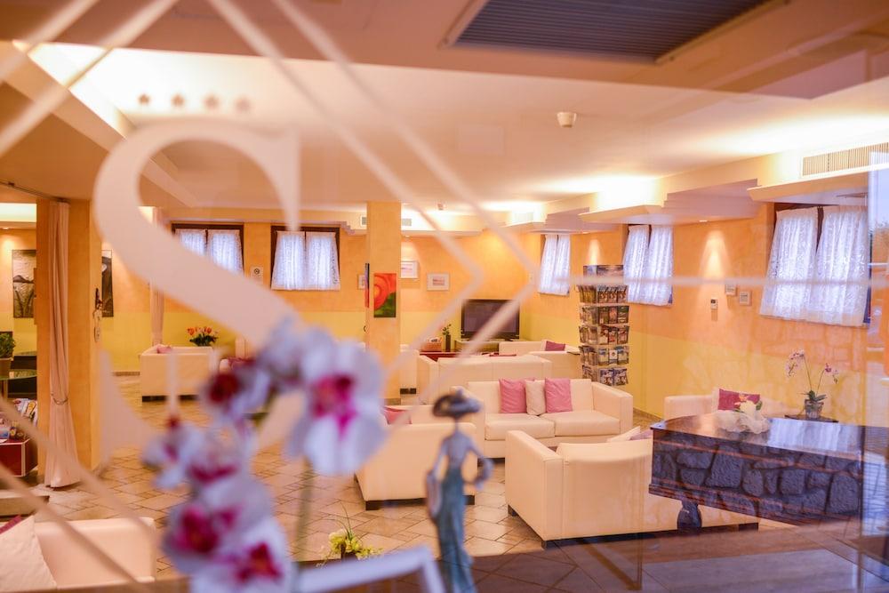 Ahg Donna Silvia Wellness Hotel Манерба-дель-Гарда Экстерьер фото