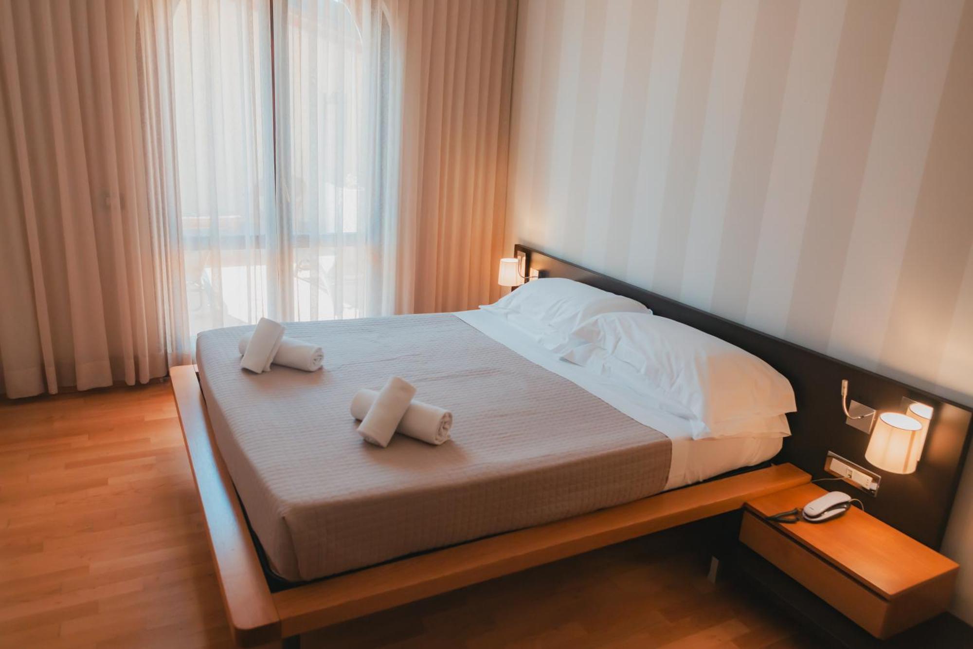 Ahg Donna Silvia Wellness Hotel Манерба-дель-Гарда Экстерьер фото