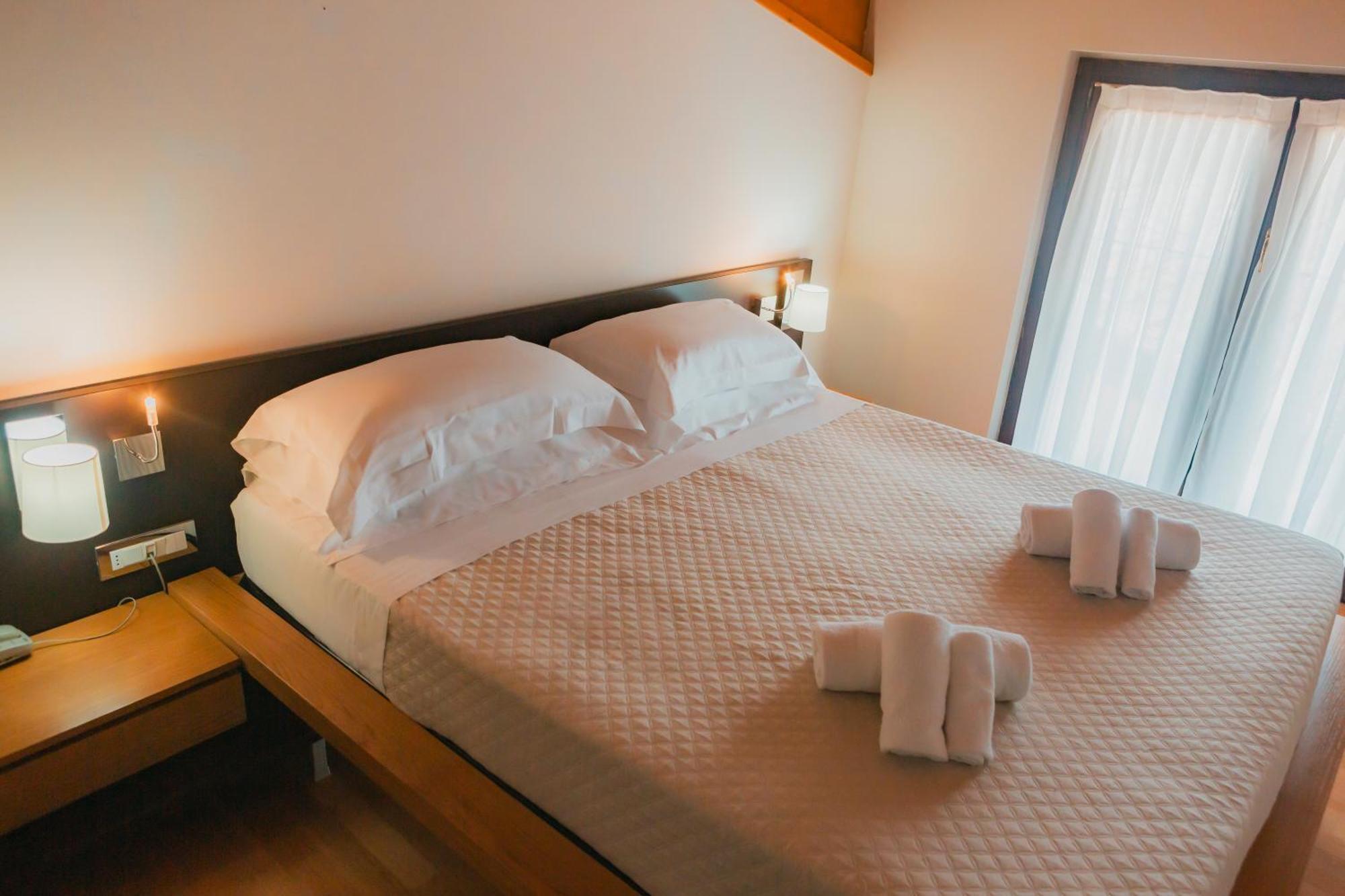 Ahg Donna Silvia Wellness Hotel Манерба-дель-Гарда Экстерьер фото