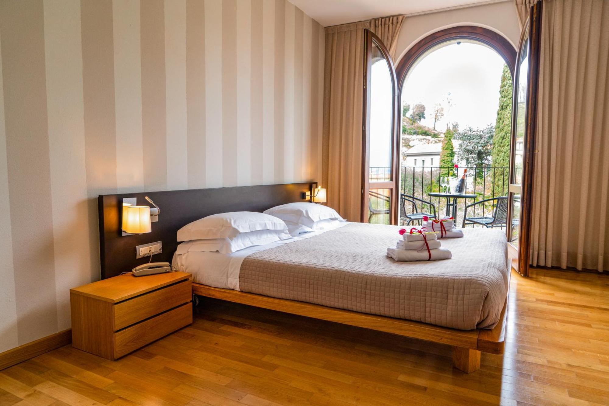 Ahg Donna Silvia Wellness Hotel Манерба-дель-Гарда Экстерьер фото