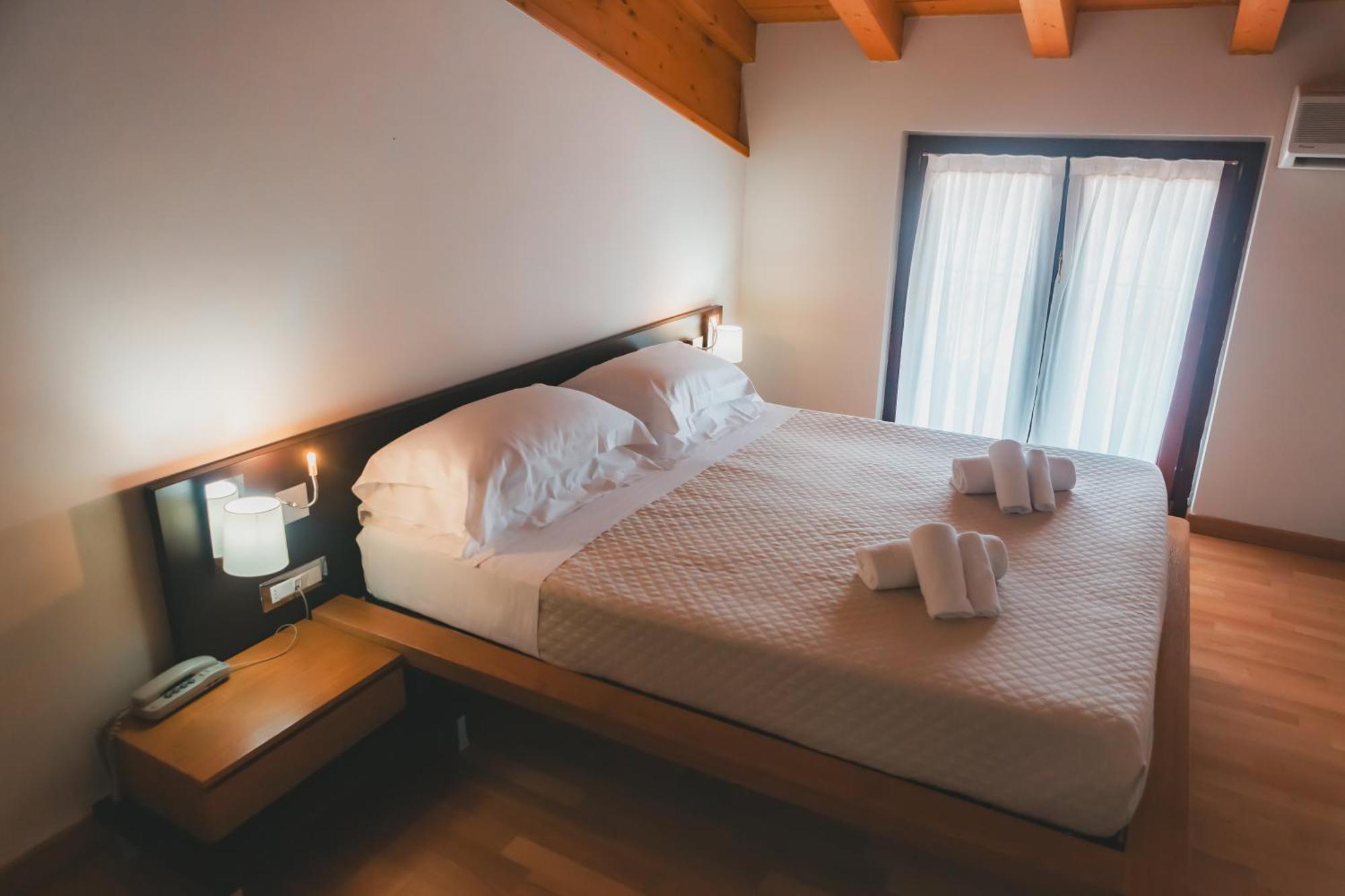 Ahg Donna Silvia Wellness Hotel Манерба-дель-Гарда Экстерьер фото