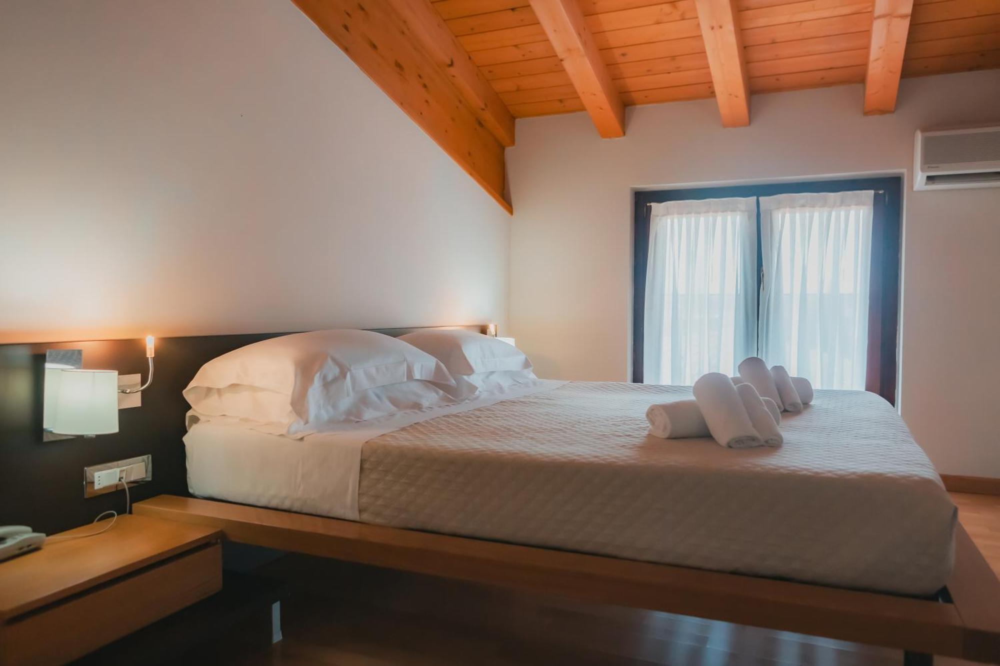 Ahg Donna Silvia Wellness Hotel Манерба-дель-Гарда Экстерьер фото