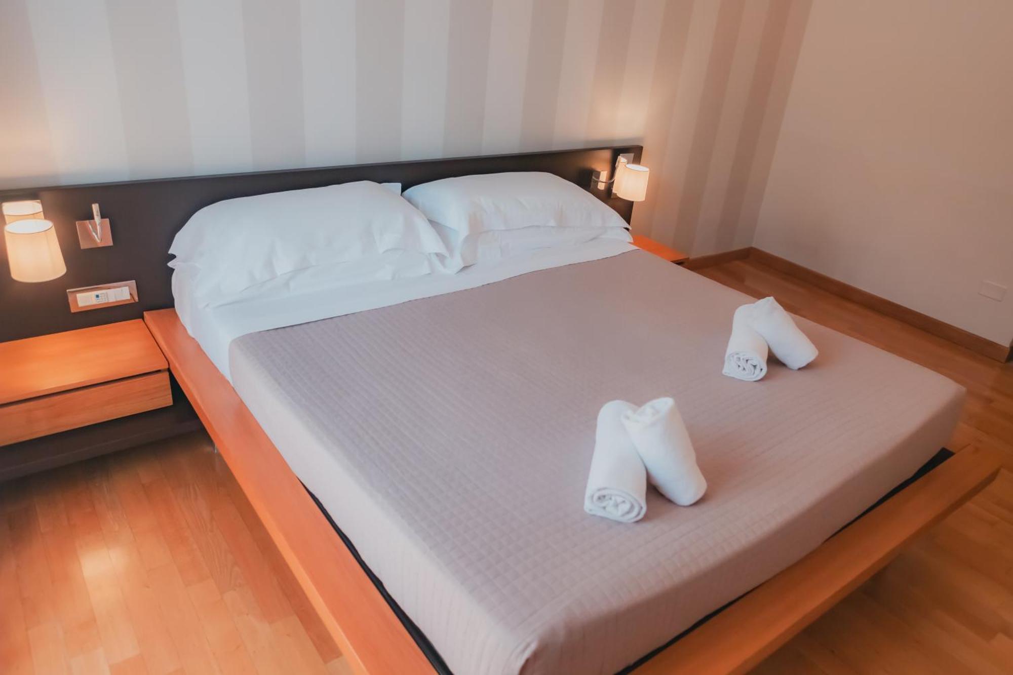 Ahg Donna Silvia Wellness Hotel Манерба-дель-Гарда Экстерьер фото