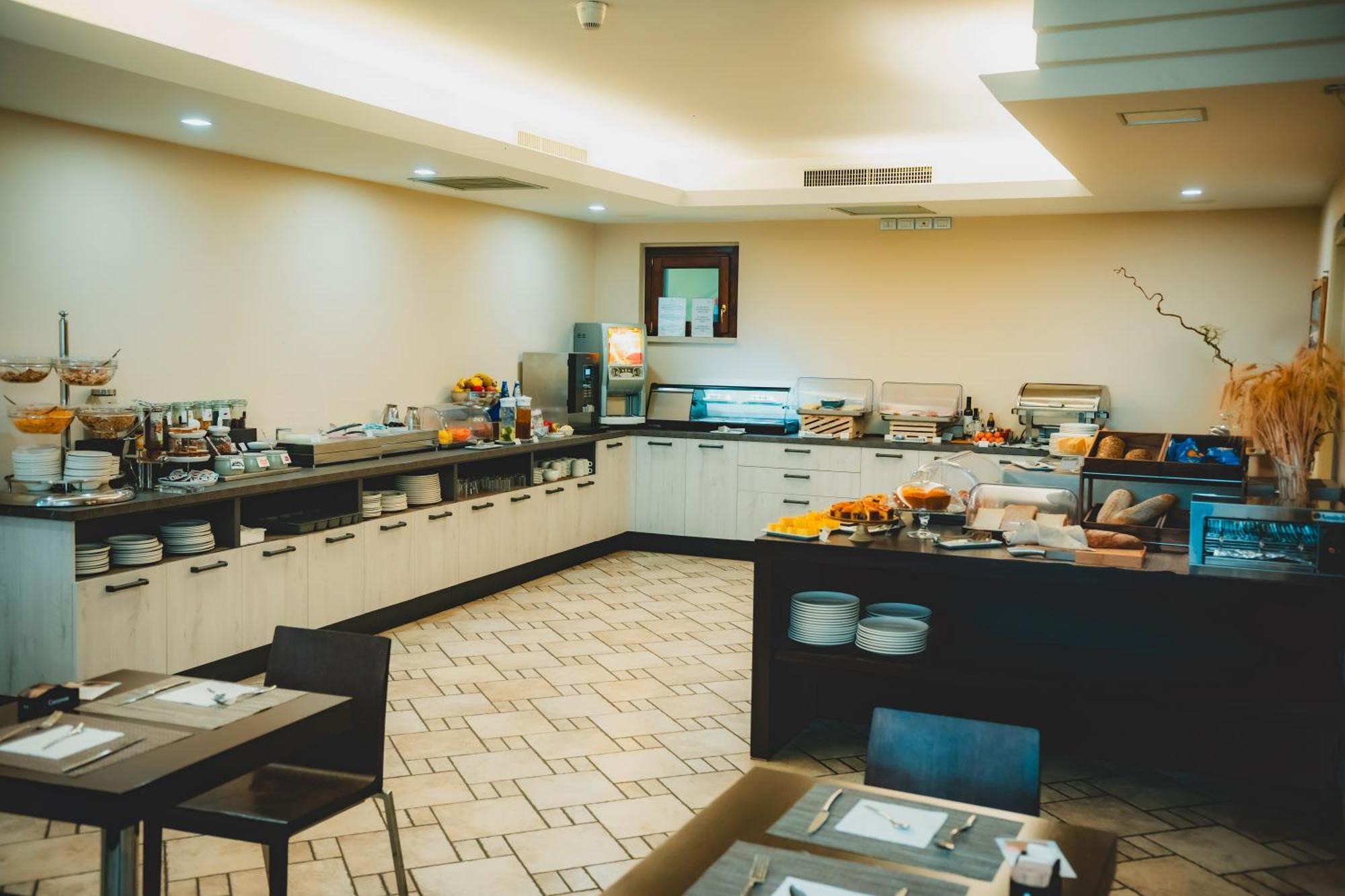 Ahg Donna Silvia Wellness Hotel Манерба-дель-Гарда Экстерьер фото