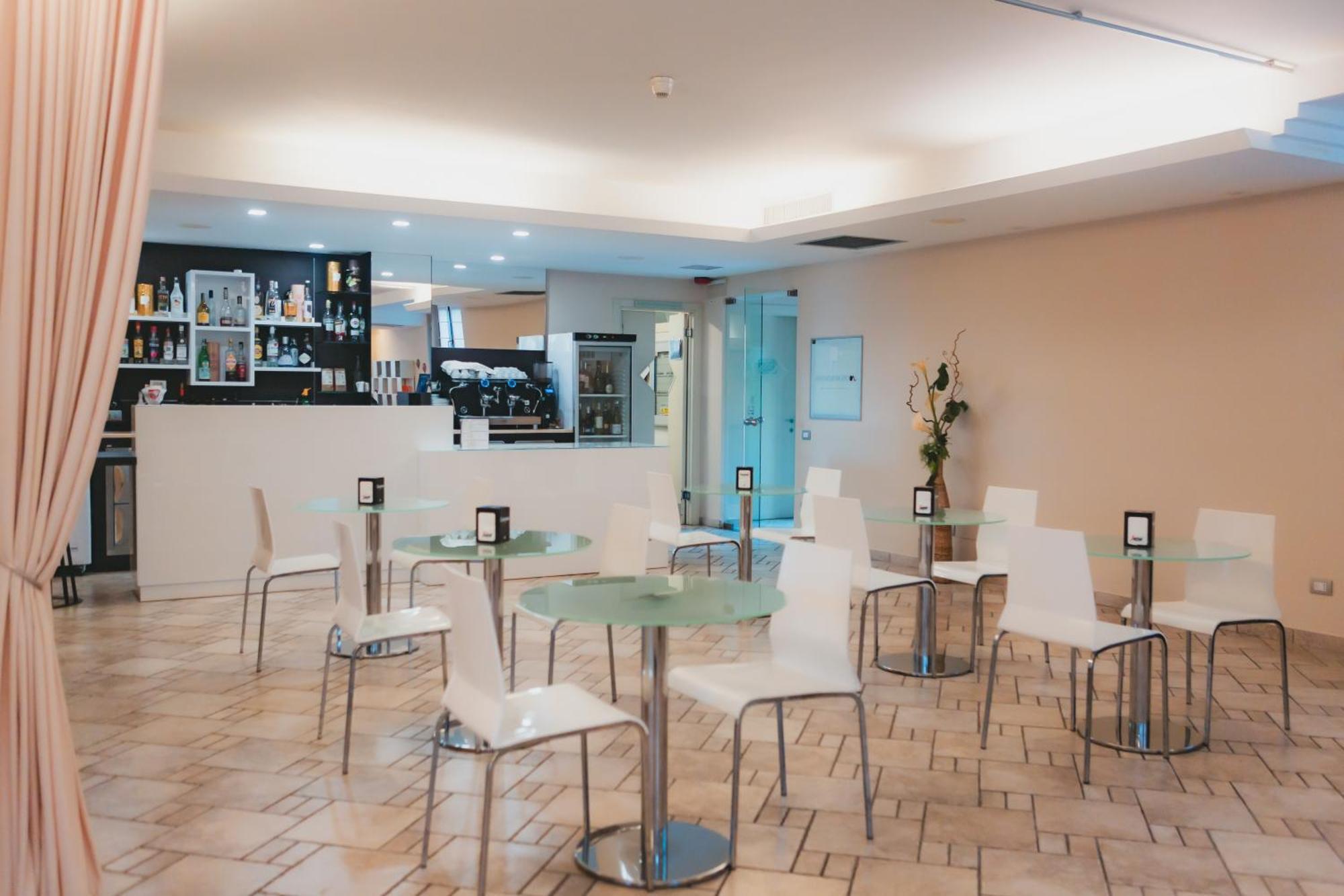 Ahg Donna Silvia Wellness Hotel Манерба-дель-Гарда Экстерьер фото