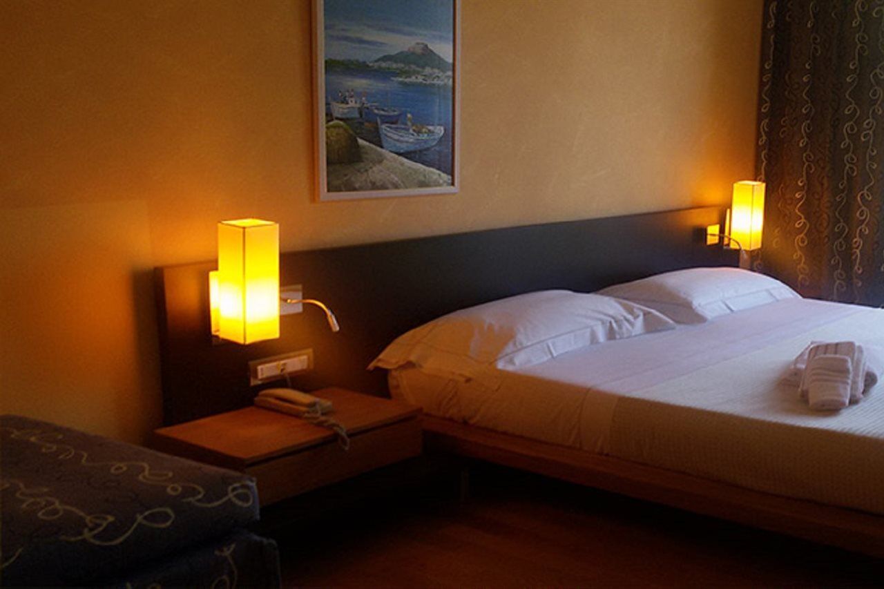 Ahg Donna Silvia Wellness Hotel Манерба-дель-Гарда Экстерьер фото
